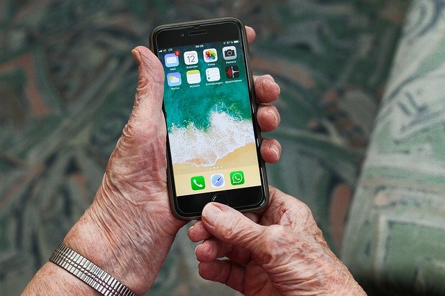 Mia nonna ha lo smartphone: come la tecnologia può migliorare la vita dell’anziano Mia nonna ha lo smartphone: come la tecnologia può migliorare la vita dell’anziano